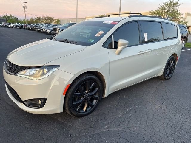 2020 Chrysler Pacifica Touring L's photo
