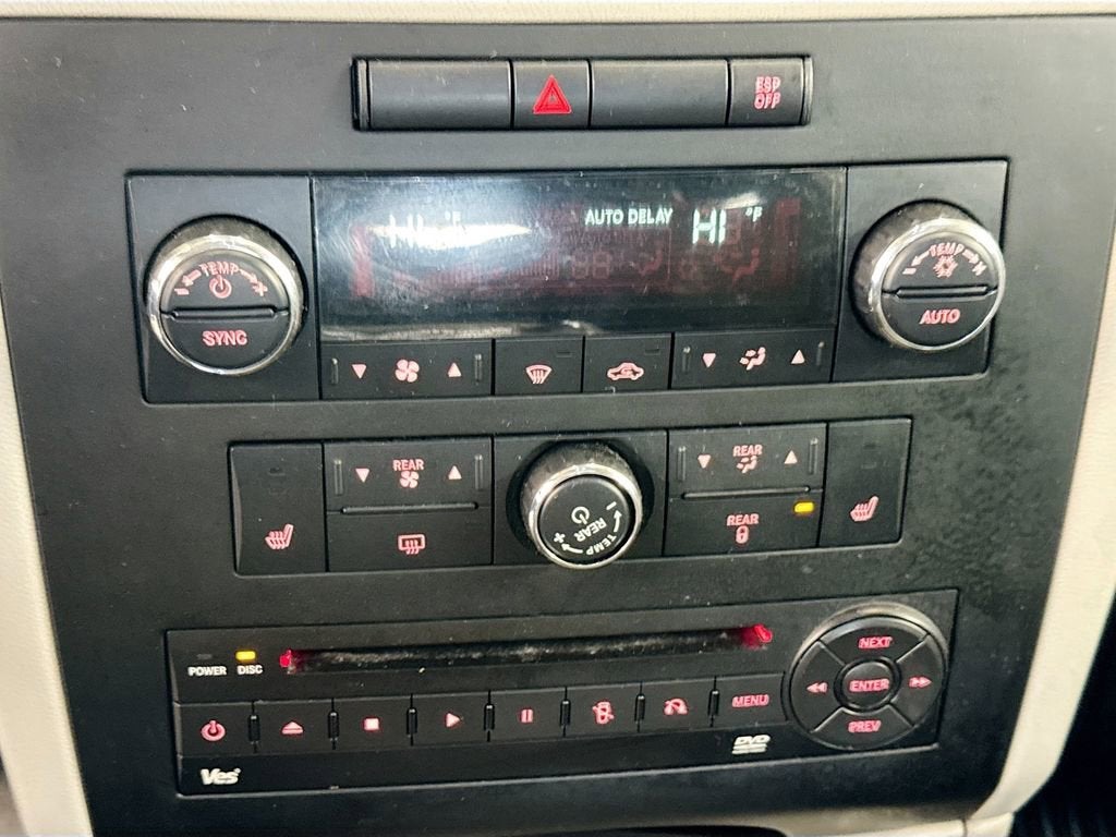 2010 Volkswagen Routan SEL w/Navigation