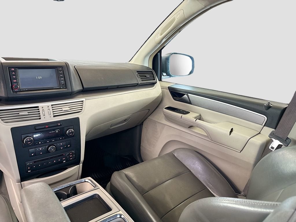 2010 Volkswagen Routan SEL w/Navigation