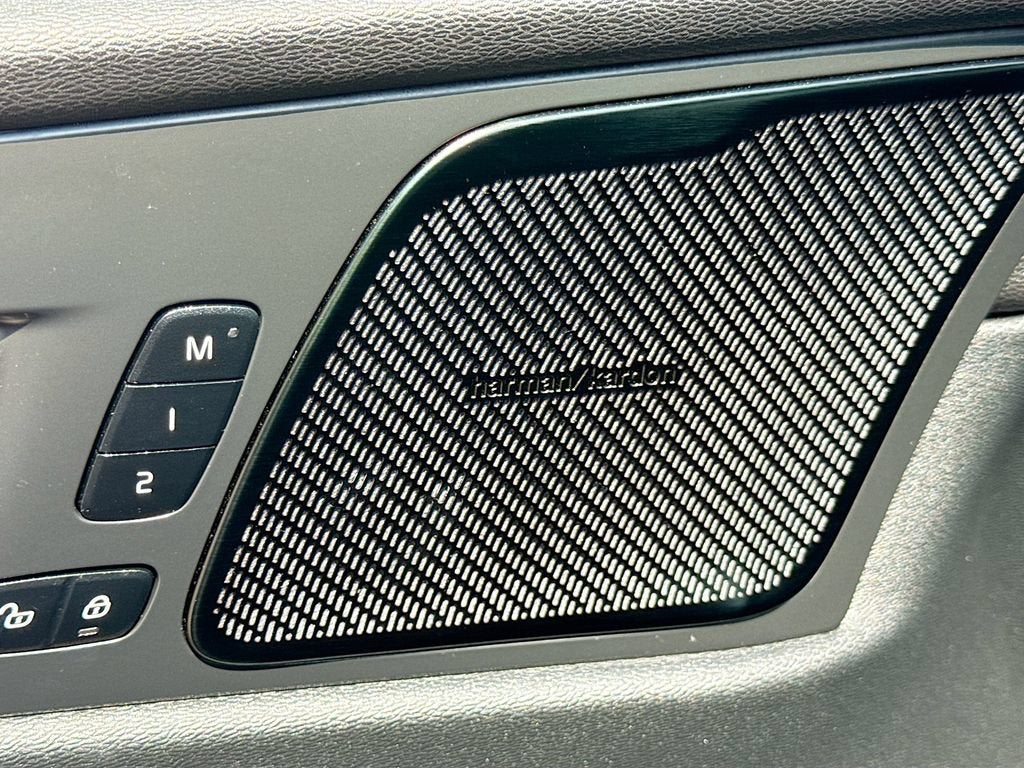 2023 Volvo XC60 Ultimate Bright Theme