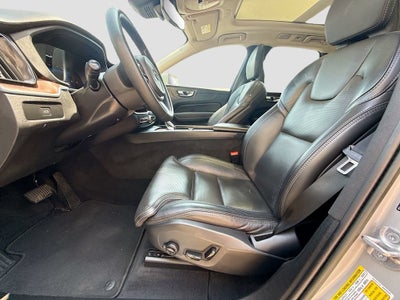 2023 Volvo XC60 Ultimate Bright Theme