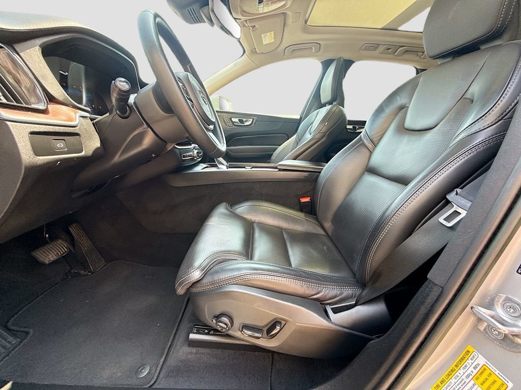 2023 Volvo XC60 Ultimate Bright Theme