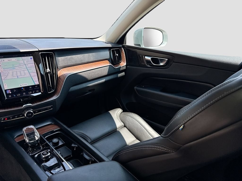 2023 Volvo XC60 Ultimate Bright Theme