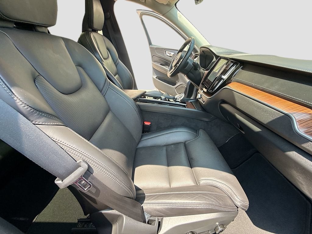 2023 Volvo XC60 Ultimate Bright Theme