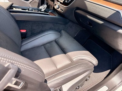 2023 Volvo XC60 Ultimate Bright Theme